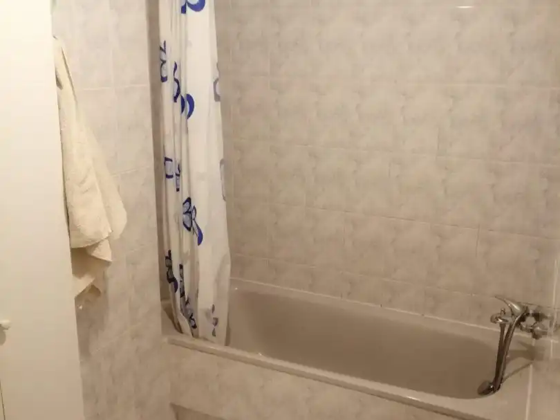 Room in Rúa Carlos Martínez Barbeito Moras, 4, Someso - Matogrande Bathroom of Flat for share in A Coruña Capital with Heating, Parquet flooring and Furnished