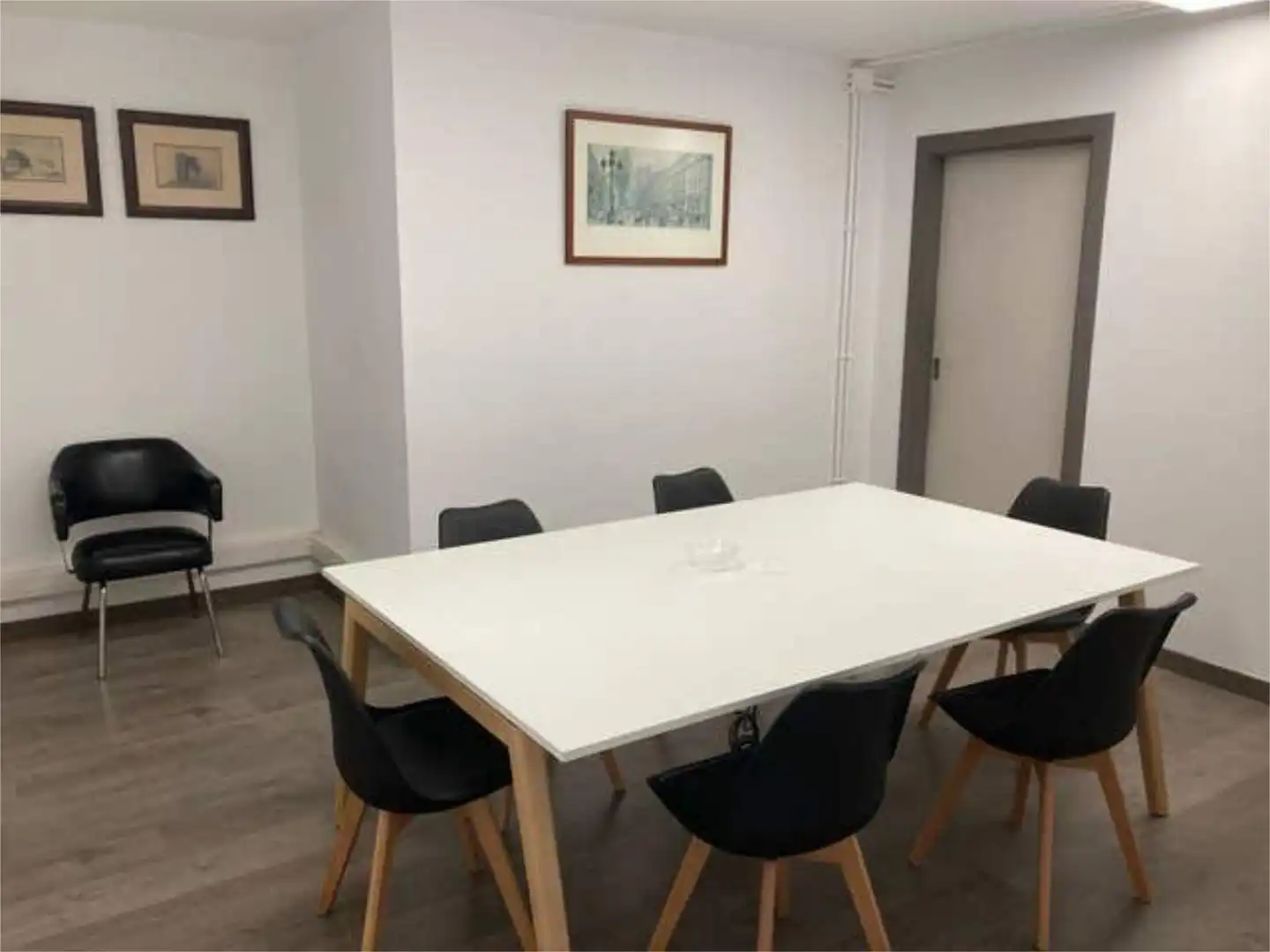 Oficina de alquiler en El Turó de la Peira Comedor de Oficina de alquiler en Barcelona con Aire acondicionado