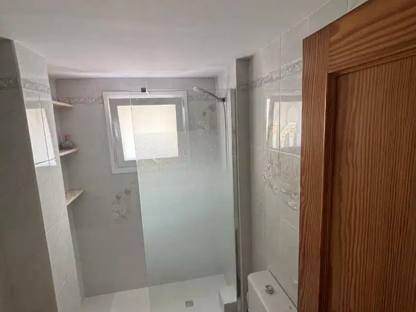 Piso de alquiler en Carrer del Mestre Giner, 10, El Castell Baño de Piso de alquiler en Burjassot con Aire acondicionado, Calefacción y Amueblado