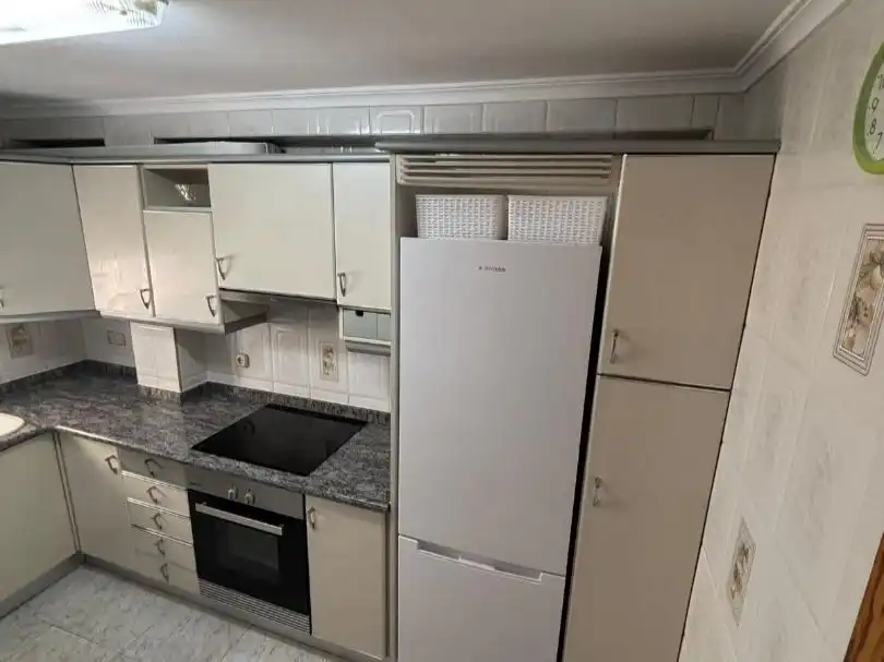 Piso de alquiler en Carrer del Mestre Giner, 10, El Castell Cocina de Piso de alquiler en Burjassot con Aire acondicionado, Calefacción y Amueblado