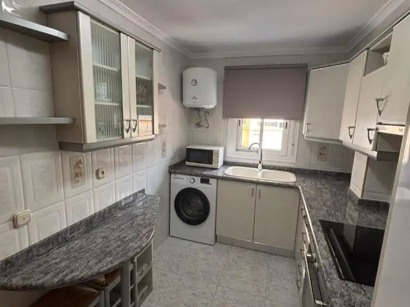 Piso de alquiler en Carrer del Mestre Giner, 10, El Castell Cocina de Piso de alquiler en Burjassot con Aire acondicionado, Calefacción y Amueblado