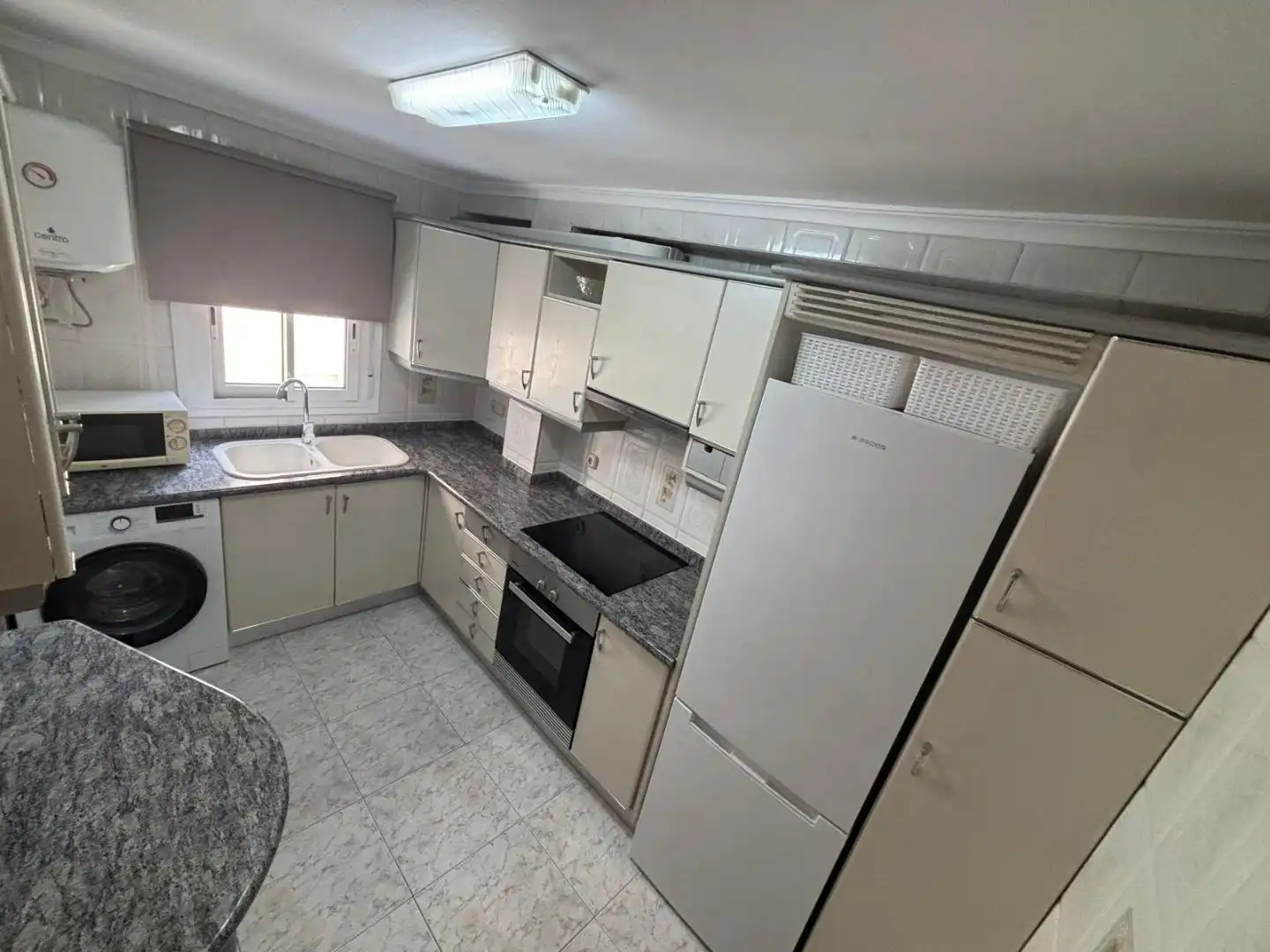 Piso de alquiler en Carrer del Mestre Giner, 10, El Castell Cocina de Piso de alquiler en Burjassot con Aire acondicionado, Calefacción y Amueblado