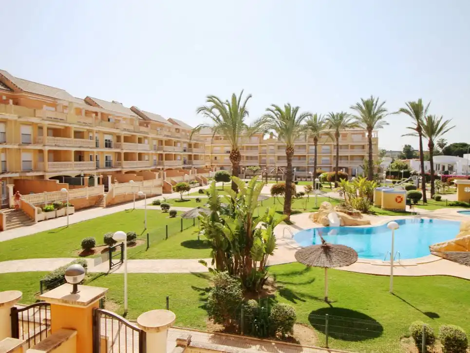 Wohnung zur Miete in Carretera de les Marines a Dénia, El Palmar - Los Molinos Außenansicht von Wohnung zur Miete in Dénia mit Klimaanlage, Heizung und Privatgarten