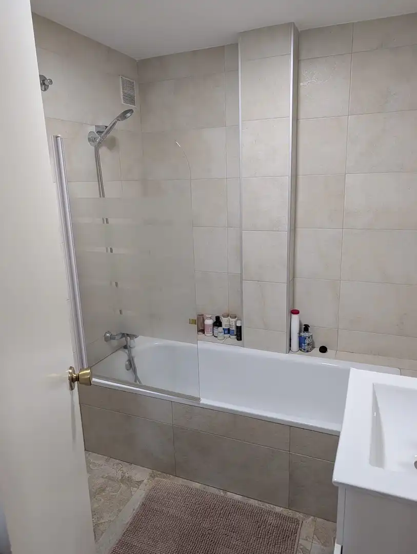 Piso en venta en Paseo de la Ermita del Santo, 9, Puerta del Ángel Baño de Piso en venta en Madrid con Aire acondicionado, Calefacción y Jardín privado