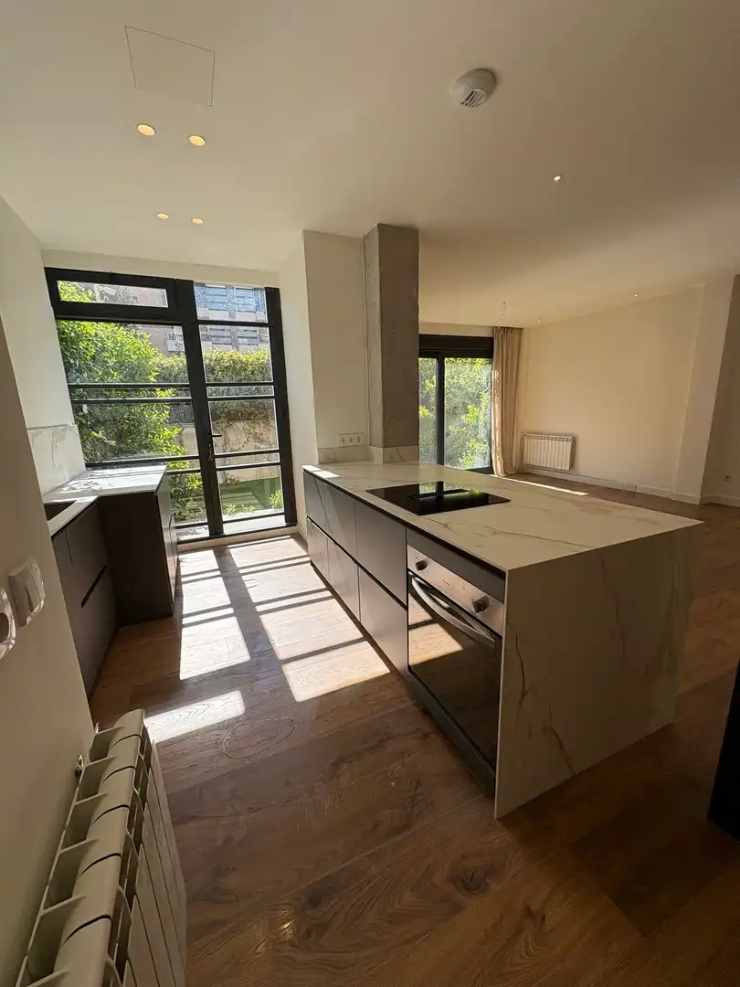 Piso en venta en Calle de Luis Martinez Feduchi, 40h, Encinar de los Reyes Cocina de Piso en venta en La Moraleja con Aire acondicionado, Terraza y Piscina