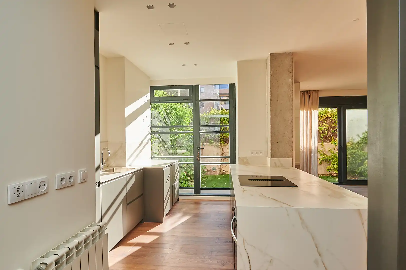 Piso en venta en Calle de Luis Martinez Feduchi, 40h, Encinar de los Reyes Cocina de Piso en venta en La Moraleja con Aire acondicionado, Terraza y Piscina