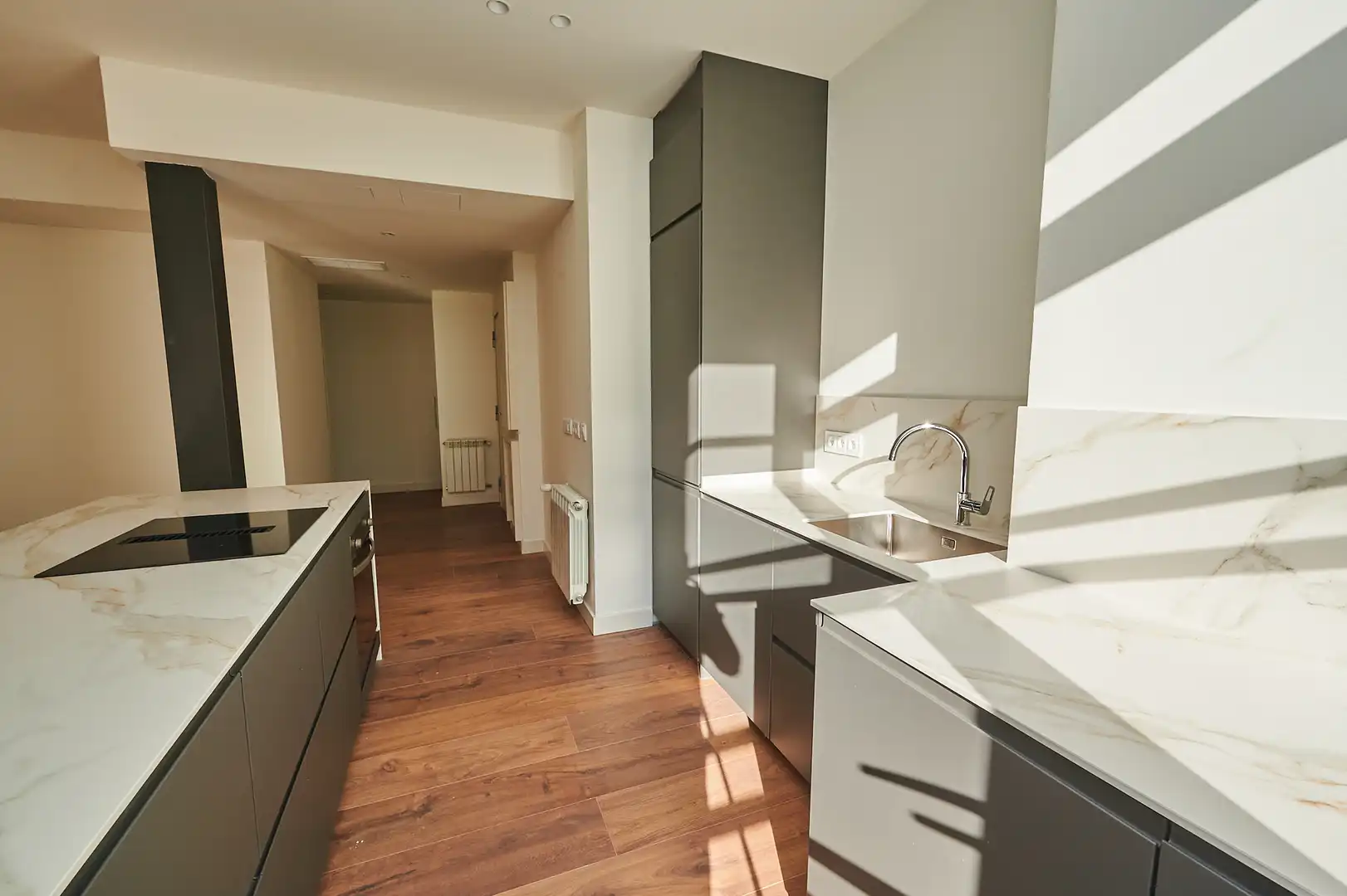 Piso en venta en Calle de Luis Martinez Feduchi, 40h, Encinar de los Reyes Cocina de Piso en venta en La Moraleja con Aire acondicionado, Terraza y Piscina
