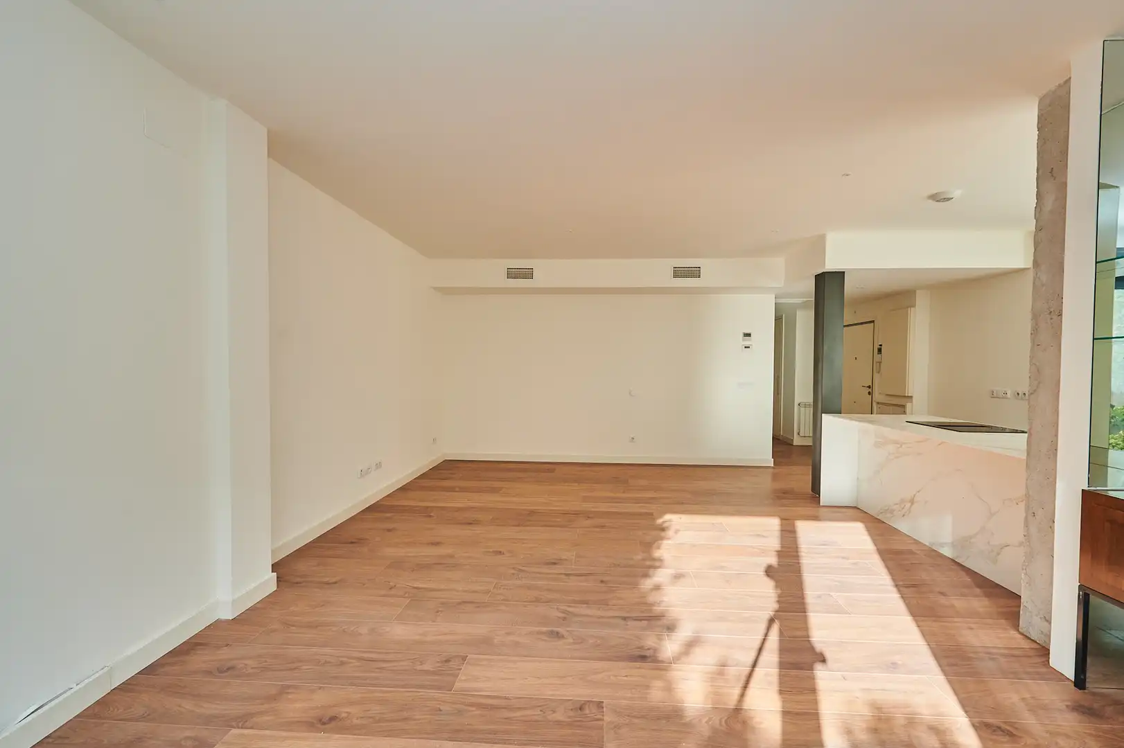 Piso en venta en Calle de Luis Martinez Feduchi, 40h, Encinar de los Reyes Sala de estar de Piso en venta en La Moraleja con Aire acondicionado, Terraza y Piscina