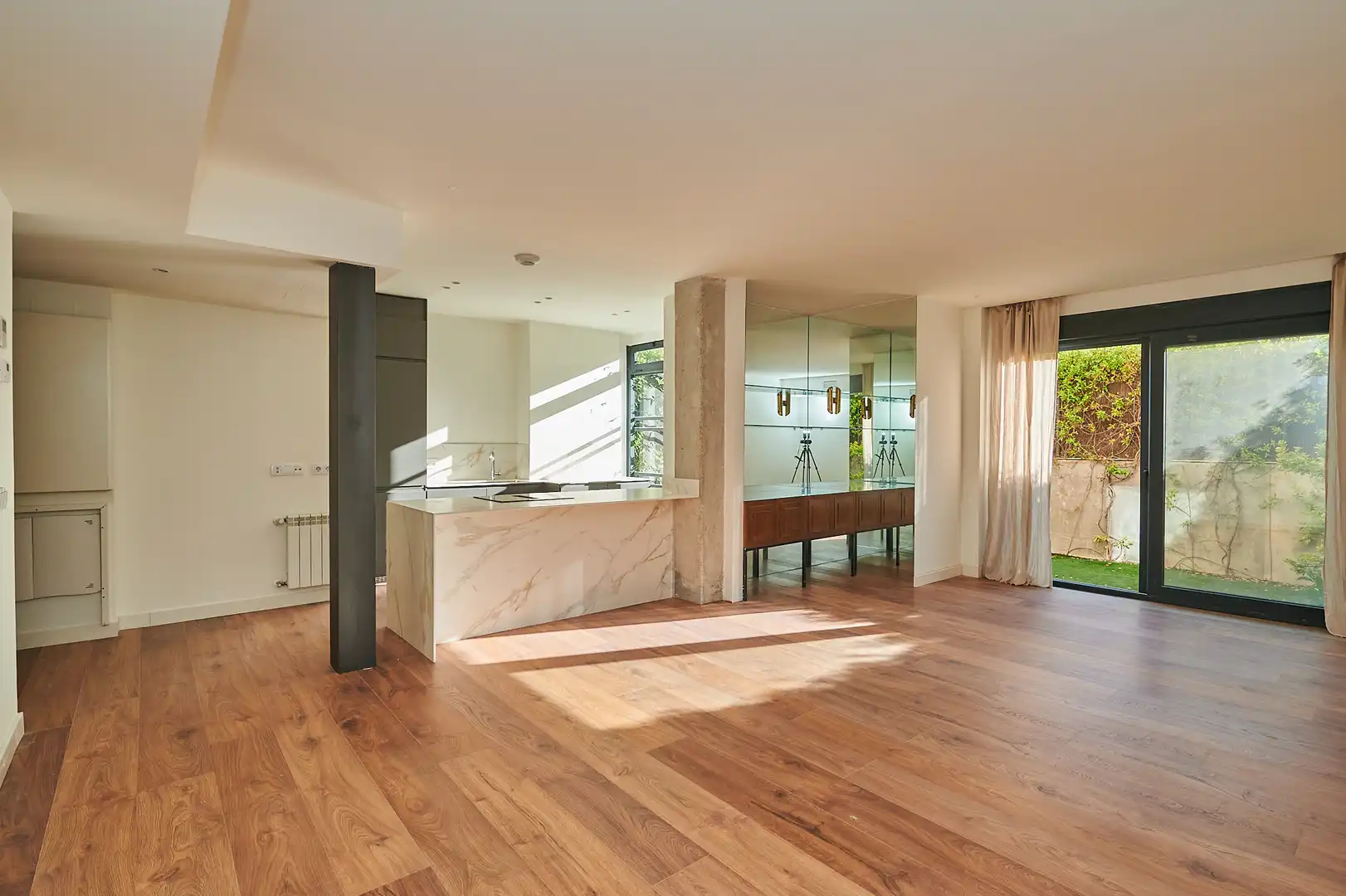 Piso en venta en Calle de Luis Martinez Feduchi, 40h, Encinar de los Reyes Sala de estar de Piso en venta en La Moraleja con Aire acondicionado, Terraza y Piscina