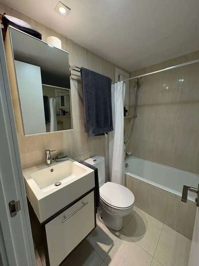 Piso en venta en Carrer de Gandesa, 6, Barri de les Corts Baño de Piso en venta en Barcelona con Aire acondicionado, Calefacción y Jardín privado