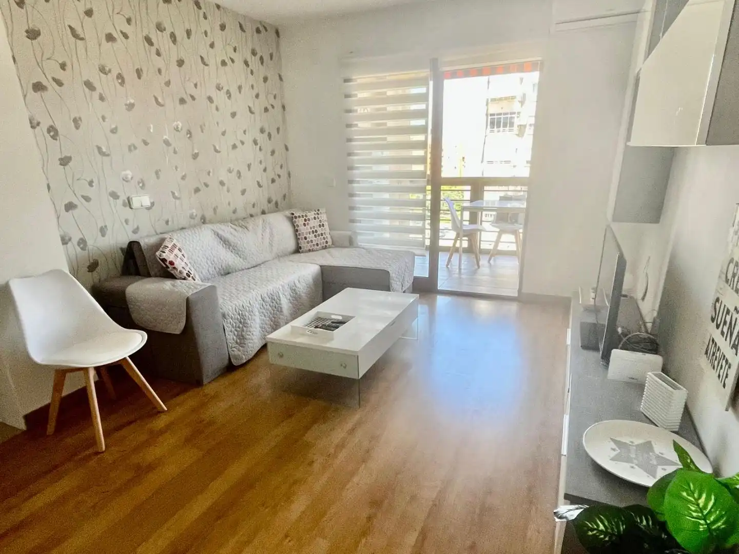 Piso de alquiler en Calle Pedro Ferrándiz, 4, Cabo de las Huertas Sala de estar de Piso de alquiler en Alicante / Alacant con Aire acondicionado, Calefacción y Parquet