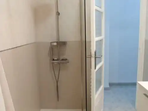 Flat for rent in Carrer d' Alexandre VI, 1, Russafa Bathroom of Flat for rent in Valencia with Air Conditioner, Heating and Terrace