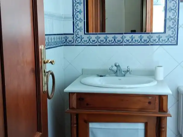 Badezimmer von Wohnungen zum Verkauf in Bormujos mit Klimaanlage, Heizung und Privatgarten