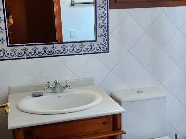 Badezimmer von Wohnungen zum Verkauf in Bormujos mit Klimaanlage, Heizung und Privatgarten