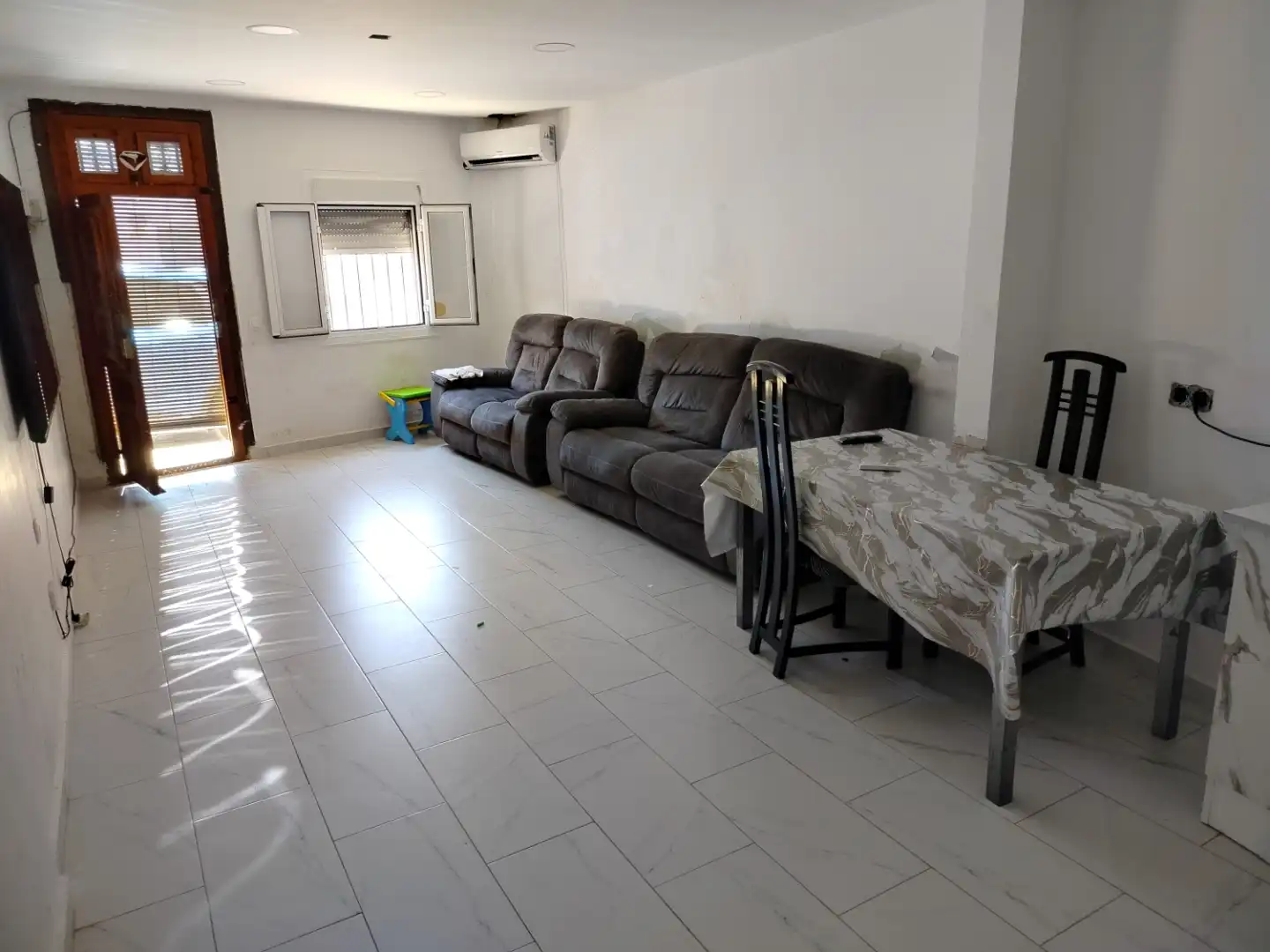 Casa adosada en venta en Carrer Sierra, 19, Crevillent Sala de estar de Casa adosada en venta en Crevillent con Aire acondicionado, Terraza y Trastero