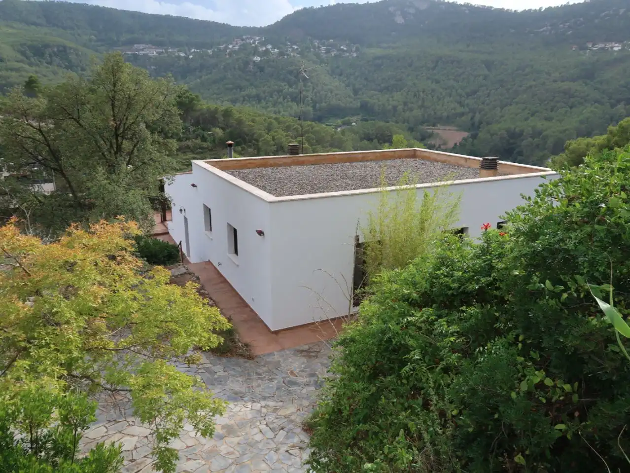 Vista exterior de Pis de lloguer en Vallirana amb Calefacció, Jardí privat i Parquet