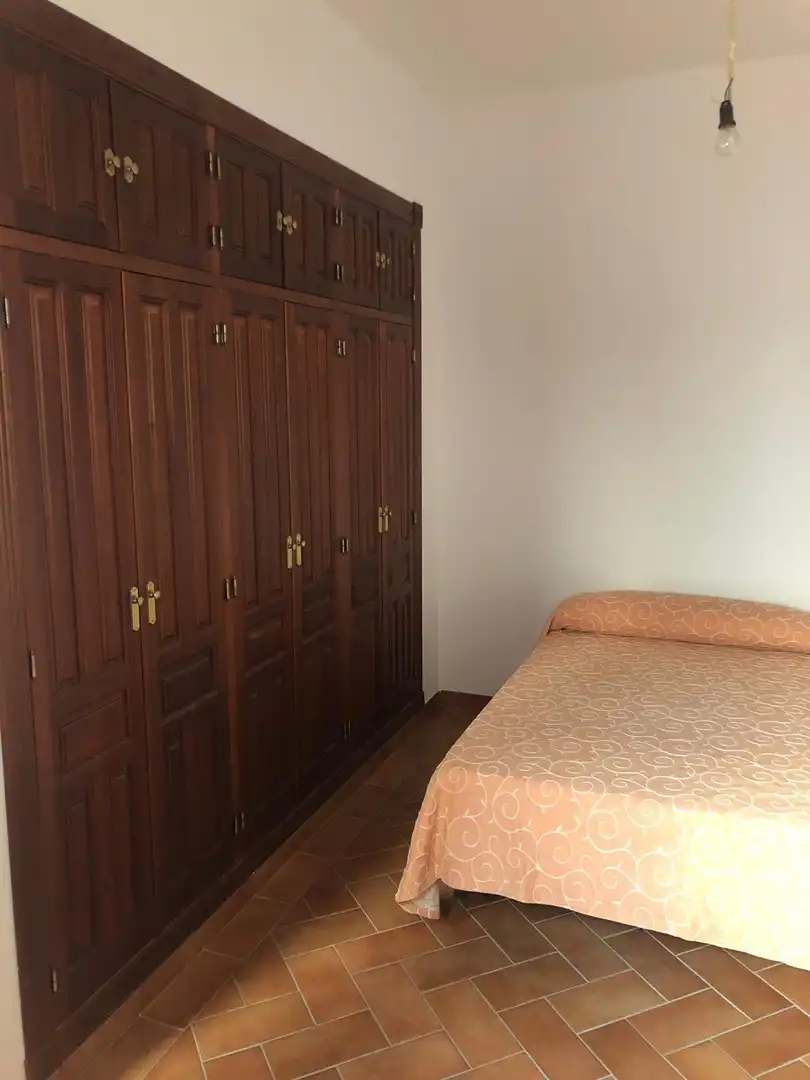 Pis de lloguer a Ronda León de San Francisco, 34, Carmona Dormitori de Pis de lloguer en Carmona amb Aire condicionat, Calefacció i Parquet