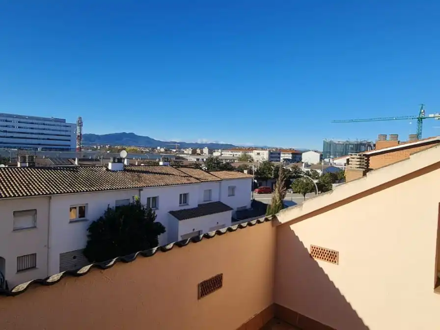 Casa adosada en venta en Carrer Riera d'Osor, 15, Palau Vista exterior de Casa adosada en venta en Girona con Calefacción, Jardín privado y Terraza