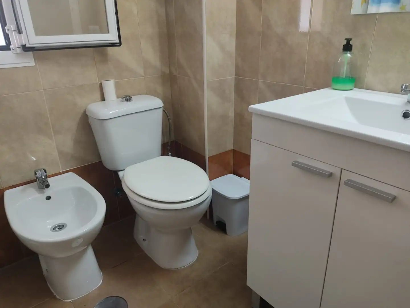 Flat for rent in Calle Muro de los Navarros, 26, Santa Catalina Bathroom of Flat for rent in Sevilla with Air Conditioner, Furnished and Washing machine