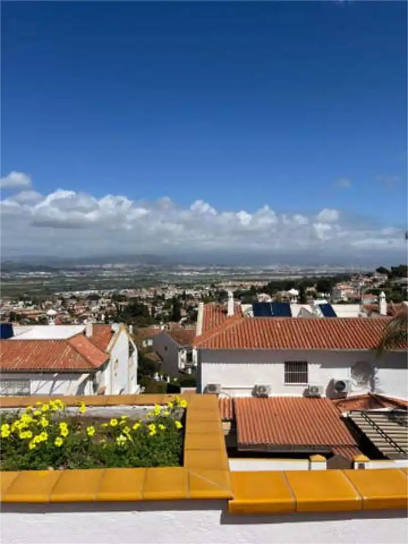 Außenansicht von Einfamilien-Reihenhaus zum Verkauf in Alhaurín de la Torre mit Terrasse und Schwimmbad