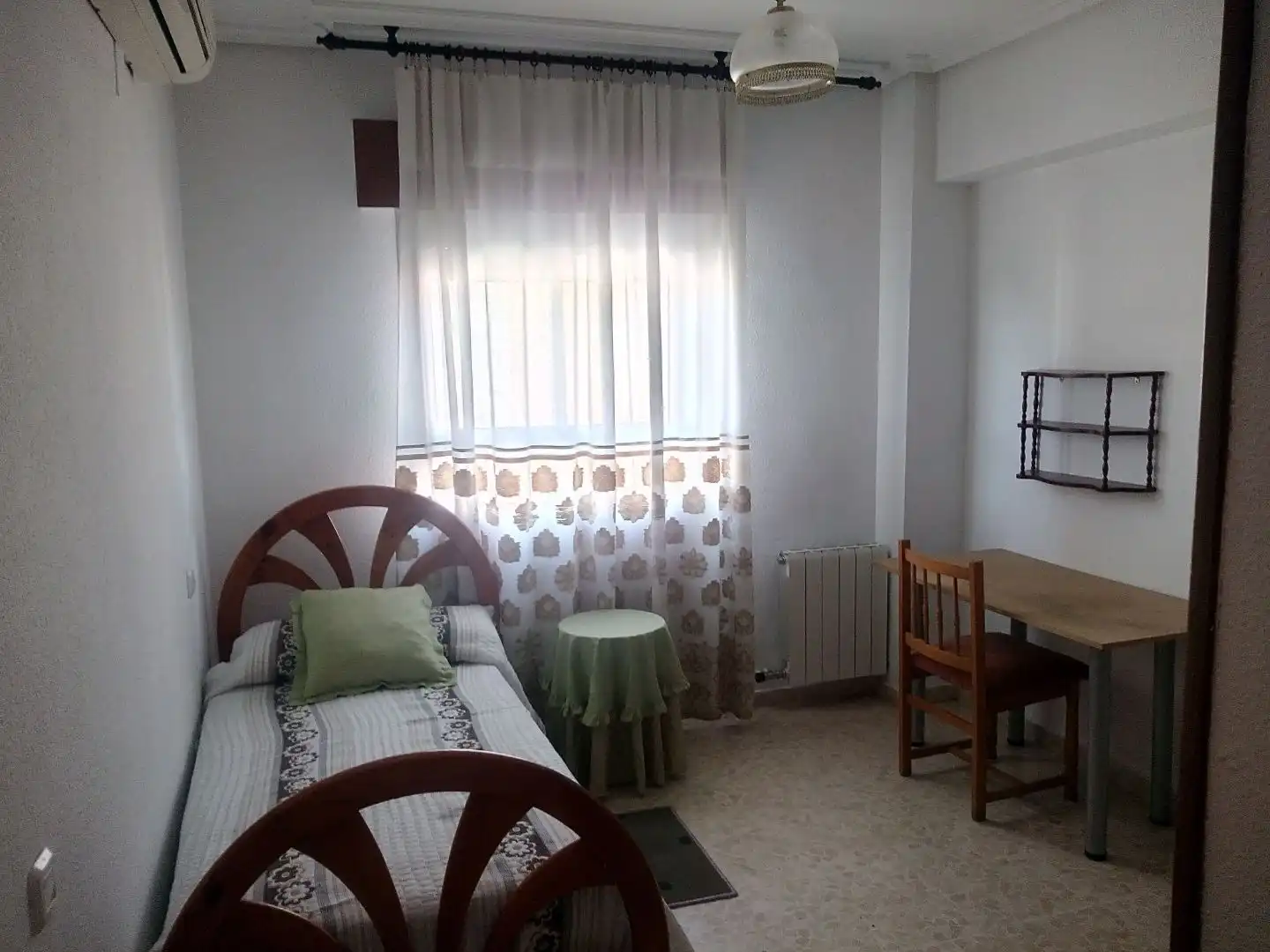 Room in Avenida de Lusitania, 4, Sur Room in Avenida de Lusitania, 4, Sur