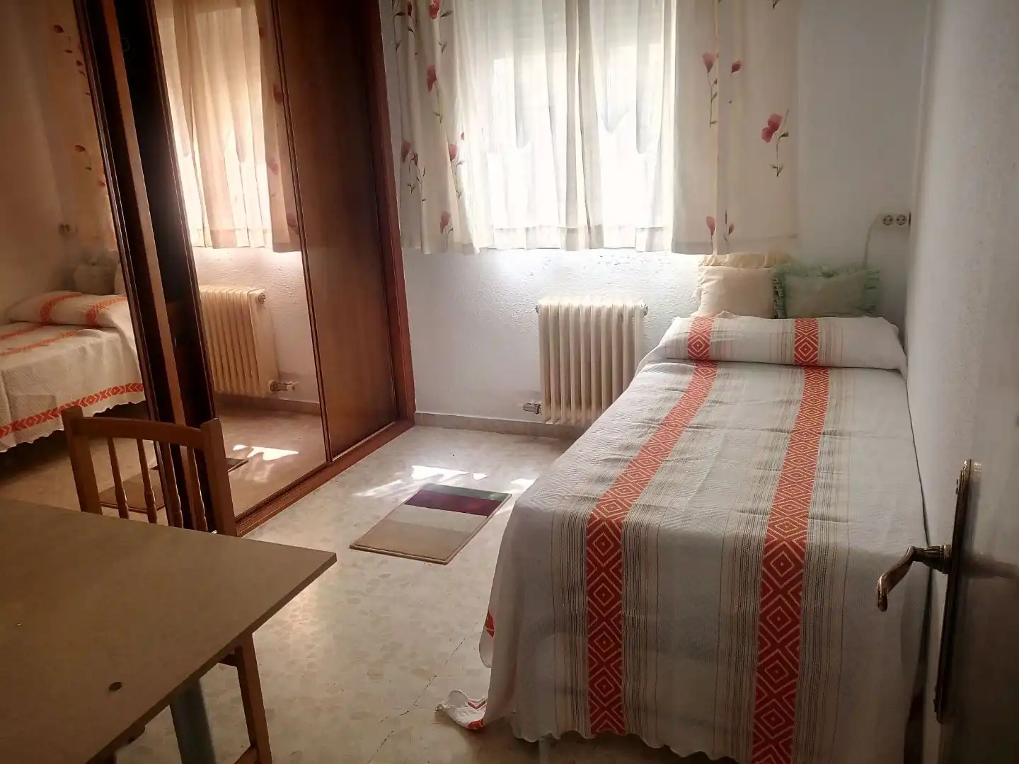 Room in Avenida de Lusitania, 4, Sur Room in Avenida de Lusitania, 4, Sur