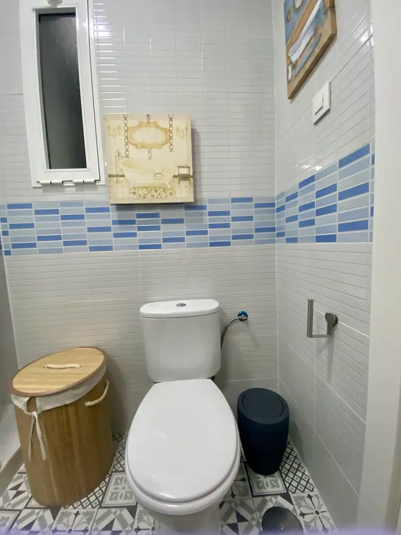 Wohnung zur Miete in Plaza Topete, El Pópulo - Santa María Badezimmer von Wohnung zur Miete in Cádiz mit Klimaanlage, Heizung und Privatgarten