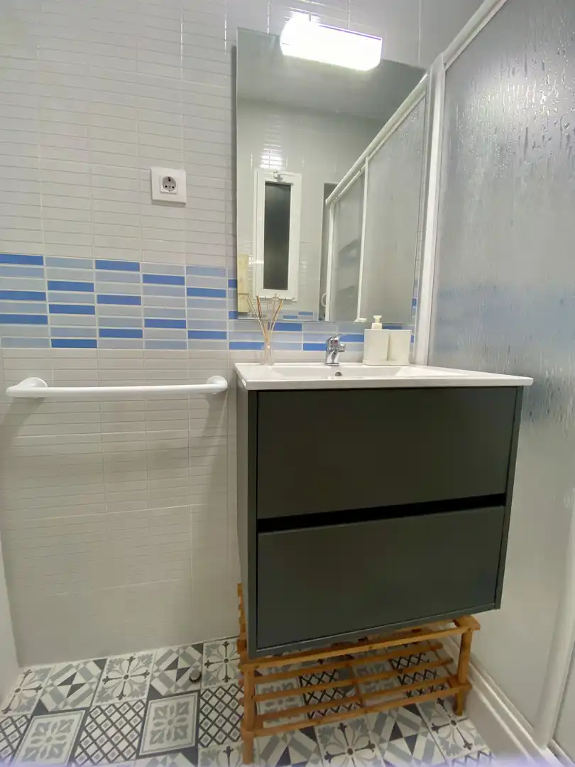 Wohnung zur Miete in Plaza Topete, El Pópulo - Santa María Badezimmer von Wohnung zur Miete in Cádiz mit Klimaanlage, Heizung und Privatgarten