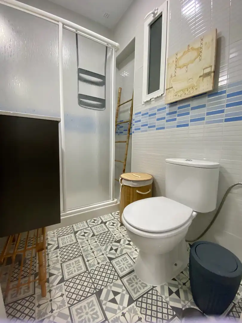 Wohnung zur Miete in Plaza Topete, El Pópulo - Santa María Badezimmer von Wohnung zur Miete in Cádiz mit Klimaanlage, Heizung und Privatgarten