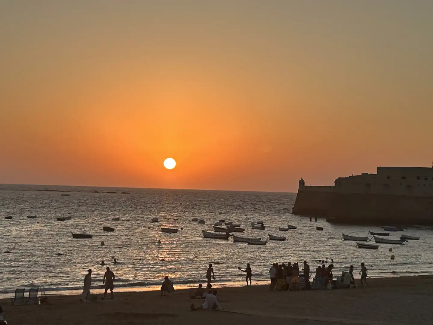 Wohnung zur Miete in Plaza Topete, El Pópulo - Santa María Wohnung zur Miete in Cádiz mit Klimaanlage, Heizung und Privatgarten