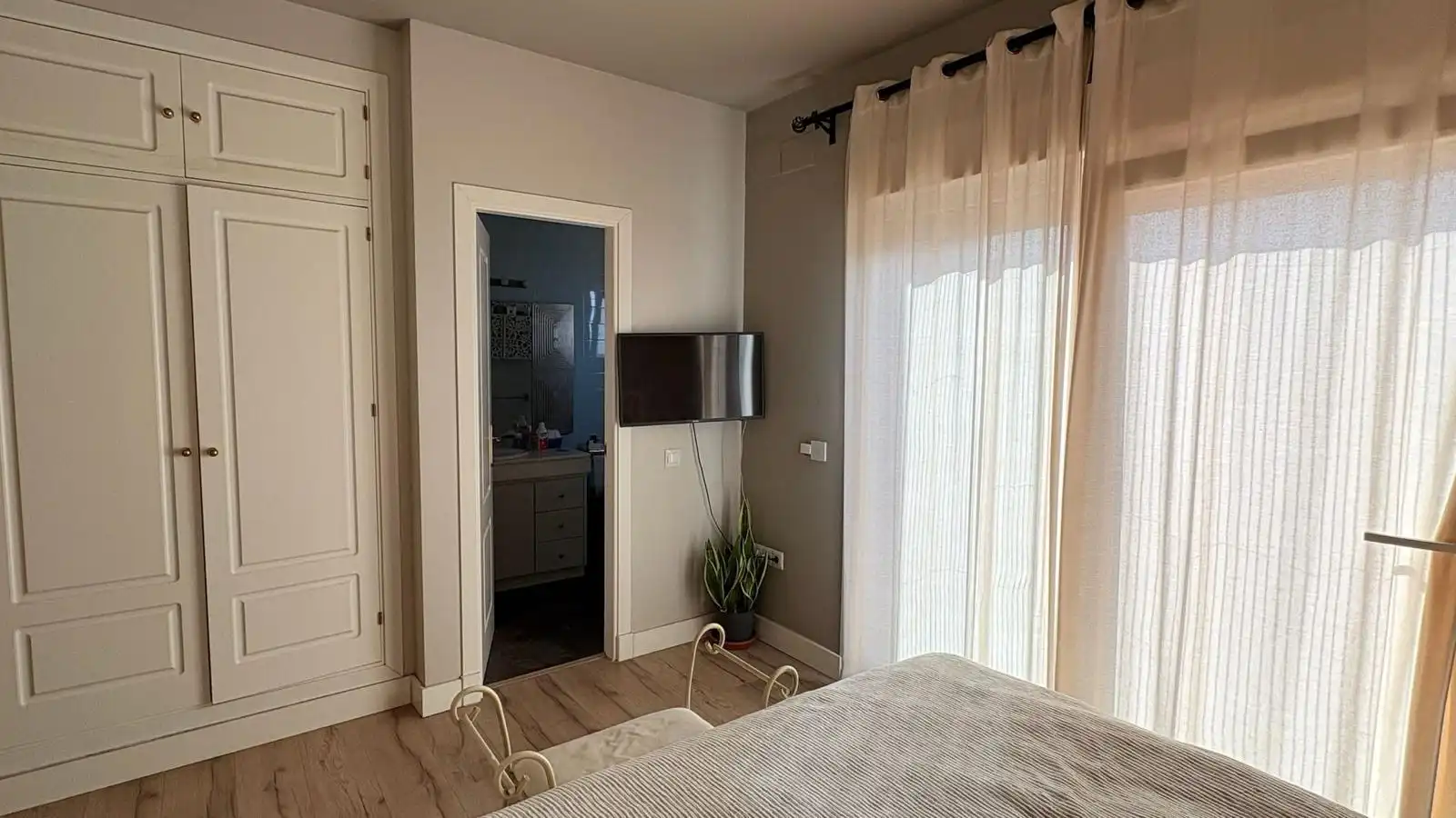 Casa adosada en venda a Calle de las Trece Rosas, 20, Casines Dormitori de Casa adosada en venda en Puerto Real amb Aire condicionat i Terrassa