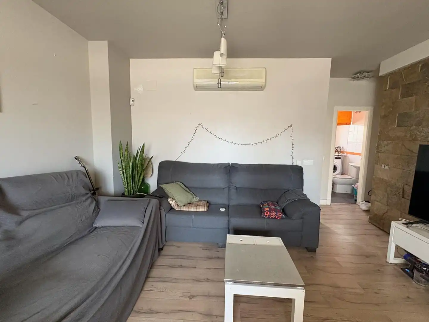 Casa adosada en venda a Calle de las Trece Rosas, 20, Casines Sala d'estar de Casa adosada en venda en Puerto Real amb Aire condicionat i Terrassa