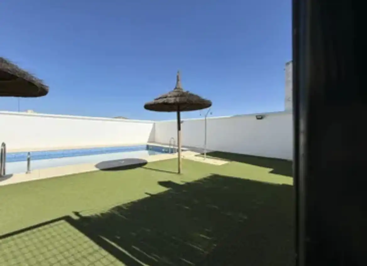 Casa adosada en venta en Calle Nueva, 56, Aznalcázar Piscina de Casa adosada en venta en Aznalcázar con Aire acondicionado, Parquet y Piscina