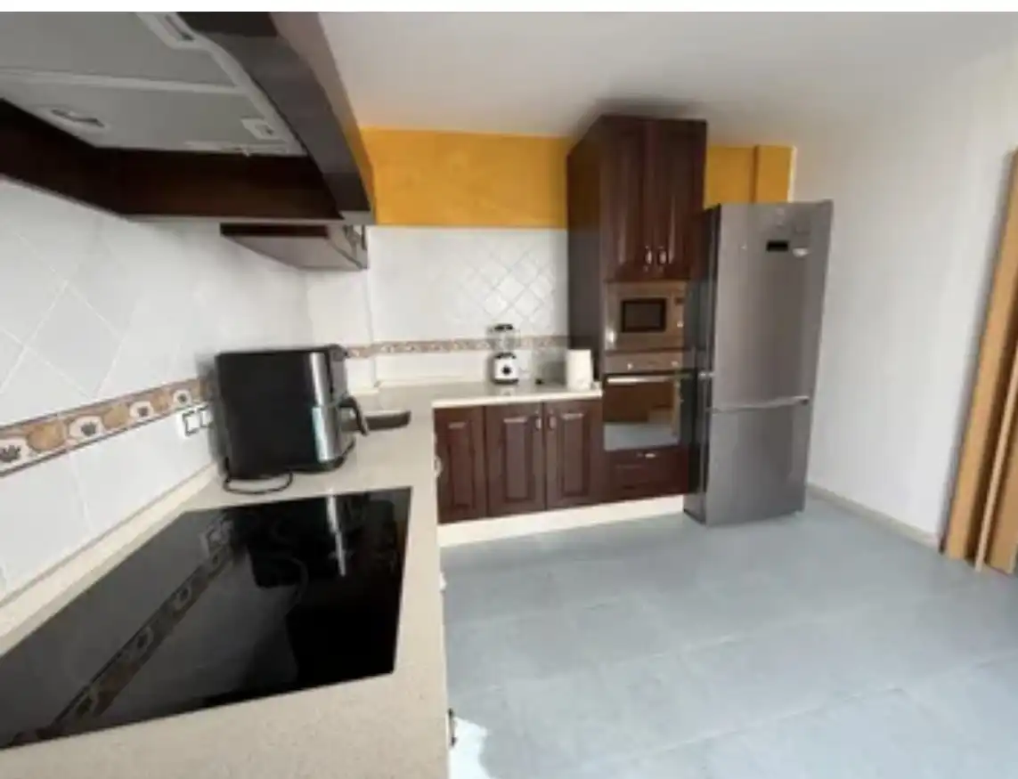 Casa adosada en venta en Calle Nueva, 56, Aznalcázar Cocina de Casa adosada en venta en Aznalcázar con Aire acondicionado, Parquet y Piscina