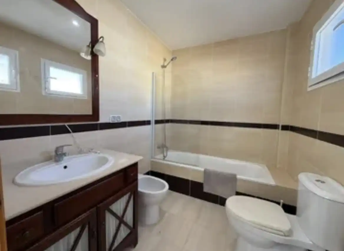 Casa adosada en venta en Calle Nueva, 56, Aznalcázar Baño de Casa adosada en venta en Aznalcázar con Aire acondicionado, Parquet y Piscina