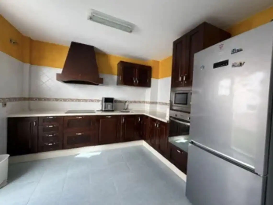 Casa adosada en venta en Calle Nueva, 56, Aznalcázar Cocina de Casa adosada en venta en Aznalcázar con Aire acondicionado, Parquet y Piscina