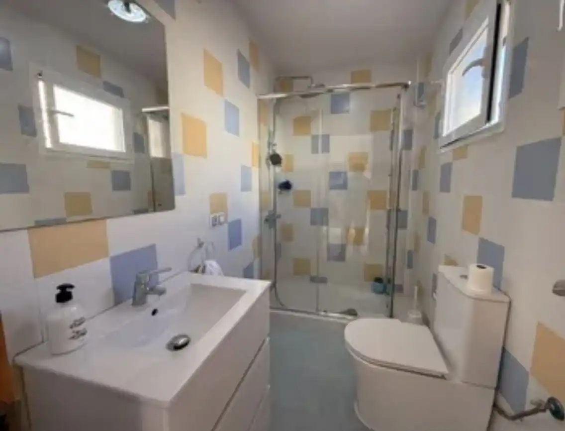 Casa adosada en venta en Calle Nueva, 56, Aznalcázar Baño de Casa adosada en venta en Aznalcázar con Aire acondicionado, Parquet y Piscina