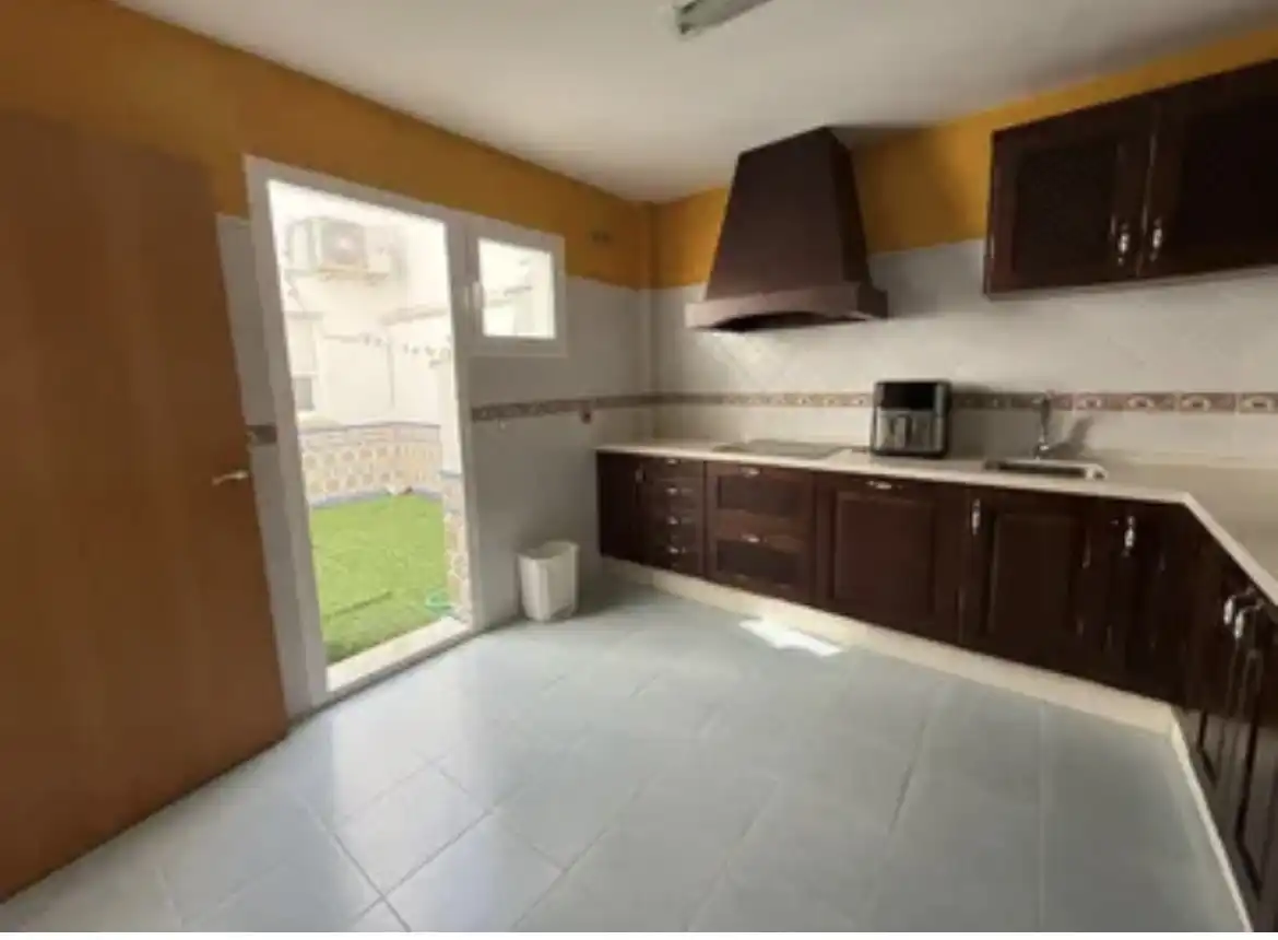Casa adosada en venta en Calle Nueva, 56, Aznalcázar Cocina de Casa adosada en venta en Aznalcázar con Aire acondicionado, Parquet y Piscina