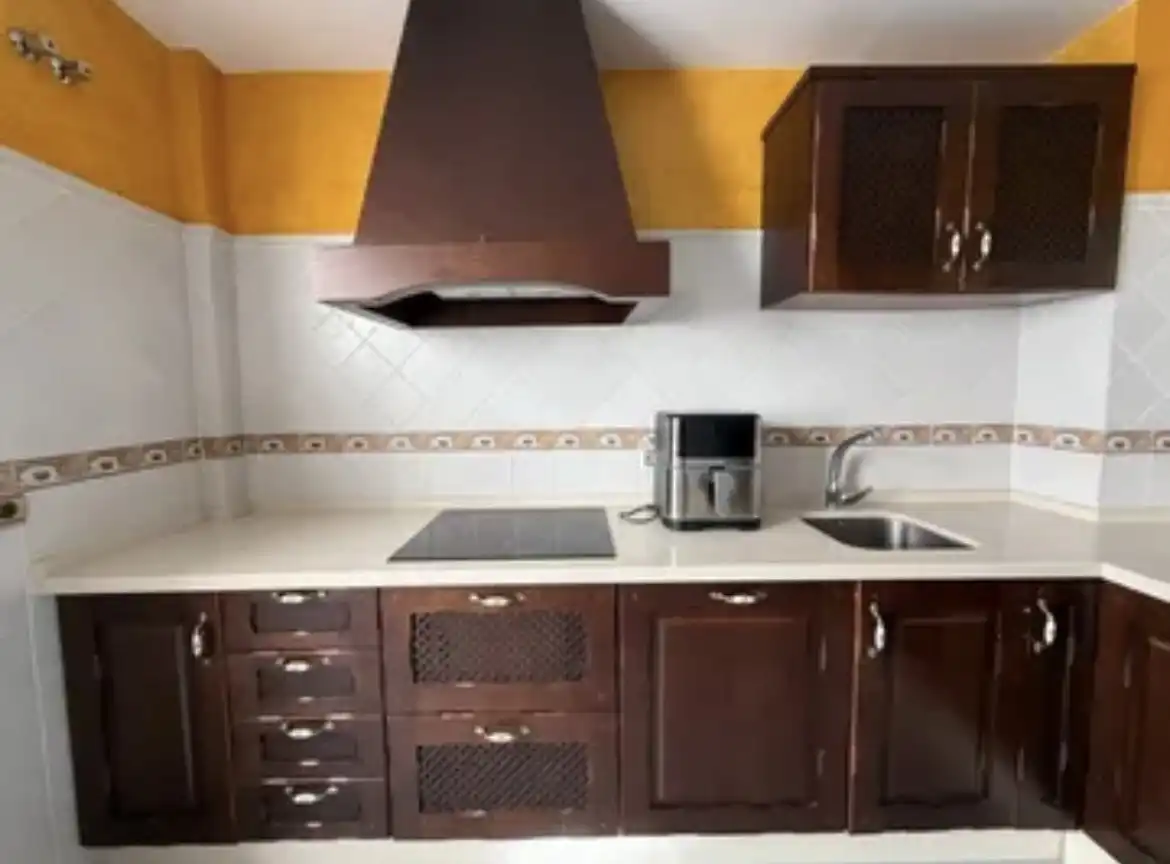 Casa adosada en venta en Calle Nueva, 56, Aznalcázar Cocina de Casa adosada en venta en Aznalcázar con Aire acondicionado, Parquet y Piscina