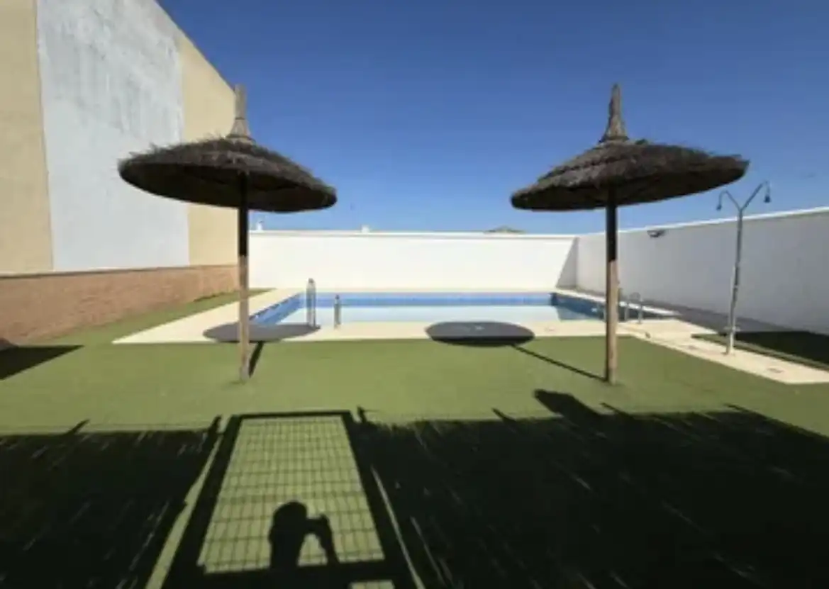Casa adosada en venta en Calle Nueva, 56, Aznalcázar Piscina de Casa adosada en venta en Aznalcázar con Aire acondicionado, Parquet y Piscina