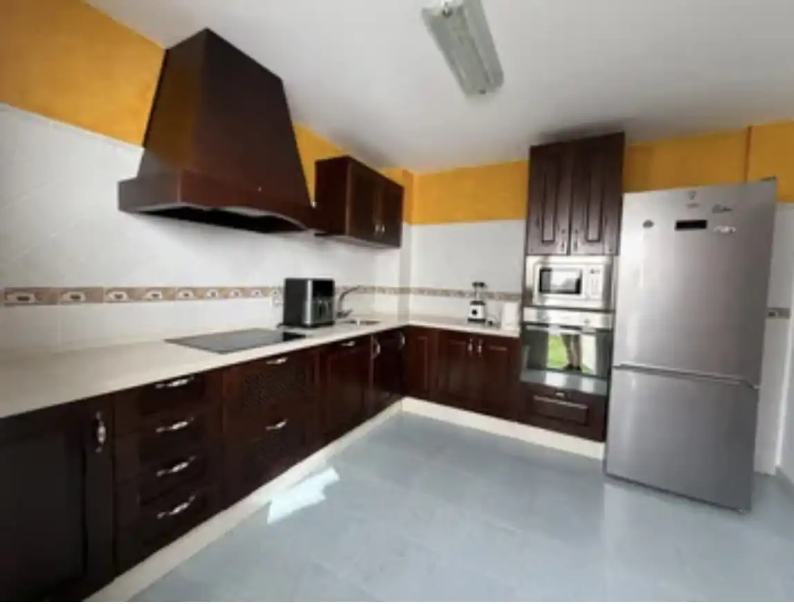 Casa adosada en venta en Calle Nueva, 56, Aznalcázar Cocina de Casa adosada en venta en Aznalcázar con Aire acondicionado, Parquet y Piscina