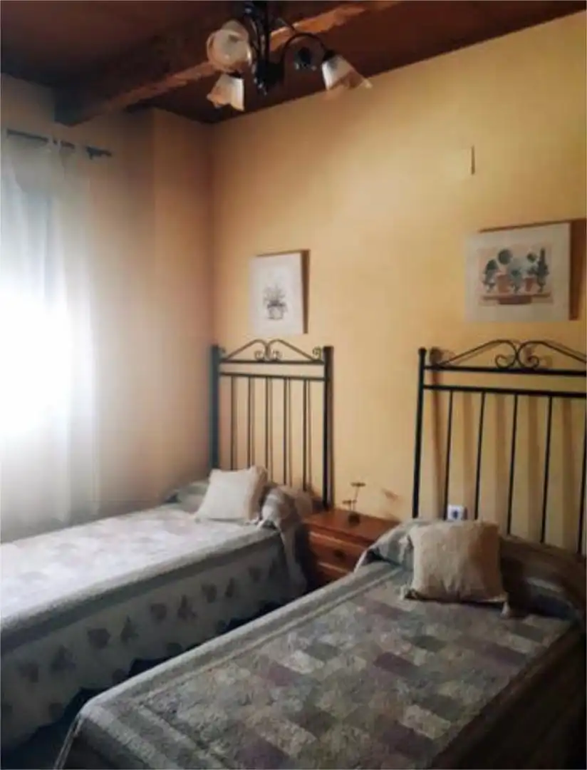 Einfamilien-Reihenhaus zum Verkauf in Dehesilla de Calamón - Campomanes Schlafzimmer von Einfamilien-Reihenhaus zum Verkauf in Badajoz mit Heizung, Privatgarten und Terrasse