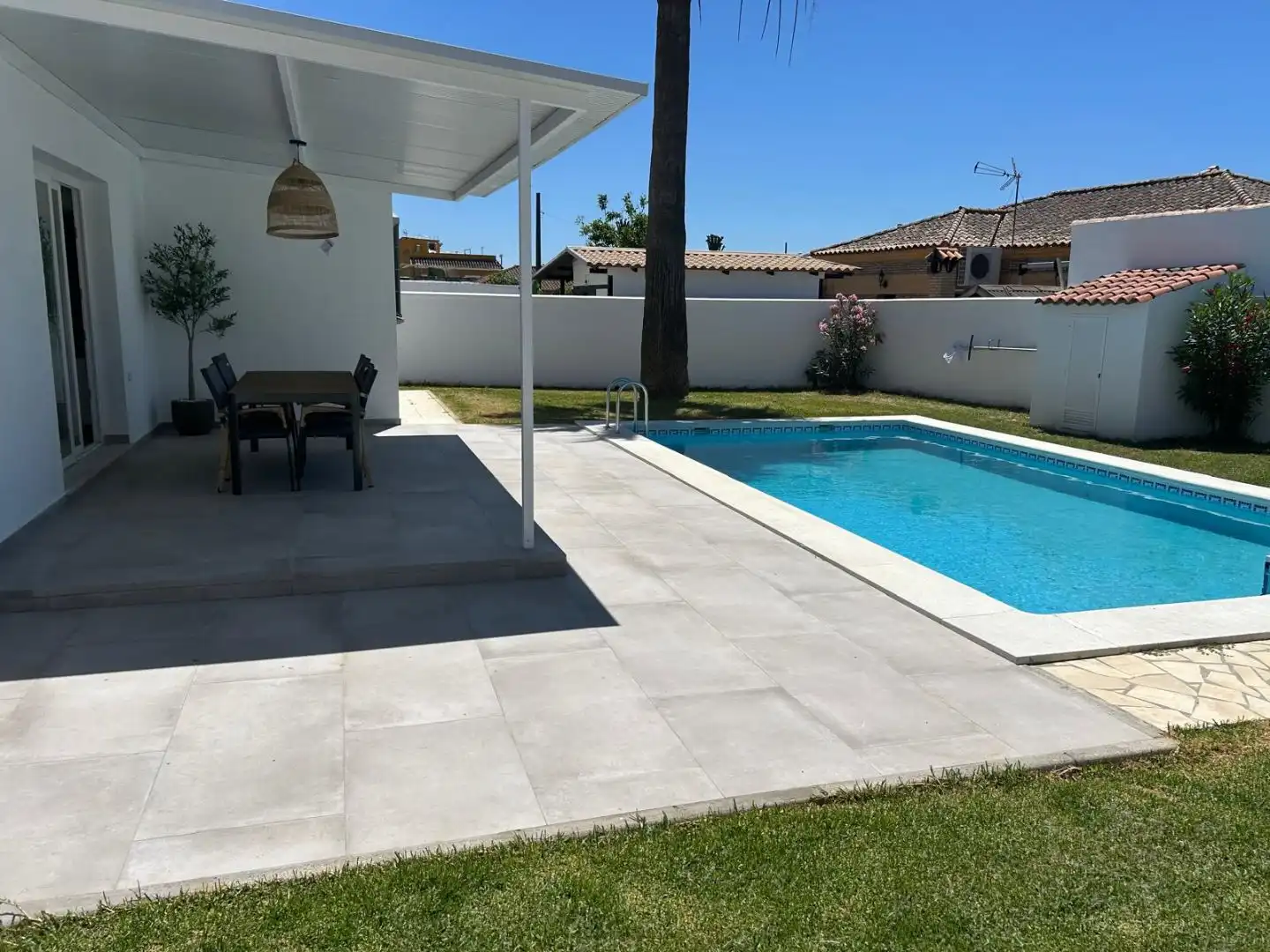 Houses for rent in Calle Abeja, 12, Carretera de Sanlúcar - Sudamérica Swimming pool of Houses for rent in El Puerto de Santa María with Air Conditioner, Heating and Private garden