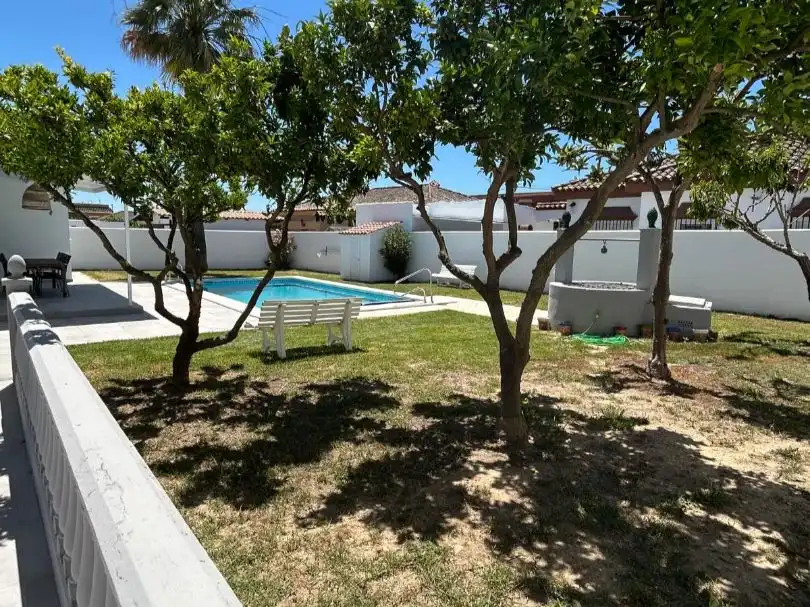 Houses for rent in Calle Abeja, 12, Carretera de Sanlúcar - Sudamérica Swimming pool of Houses for rent in El Puerto de Santa María with Air Conditioner, Heating and Private garden