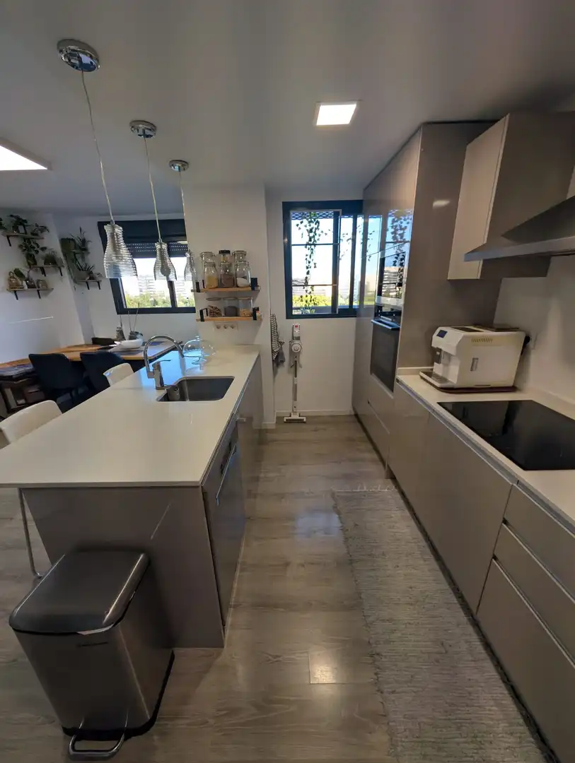 Pis en venda a Plaza del Papa Juan Pablo II, 25, Paus - Poligono San Blas Cuina de Pis en venda en Alicante / Alacant amb Aire condicionat, Calefacció i Jardí privat
