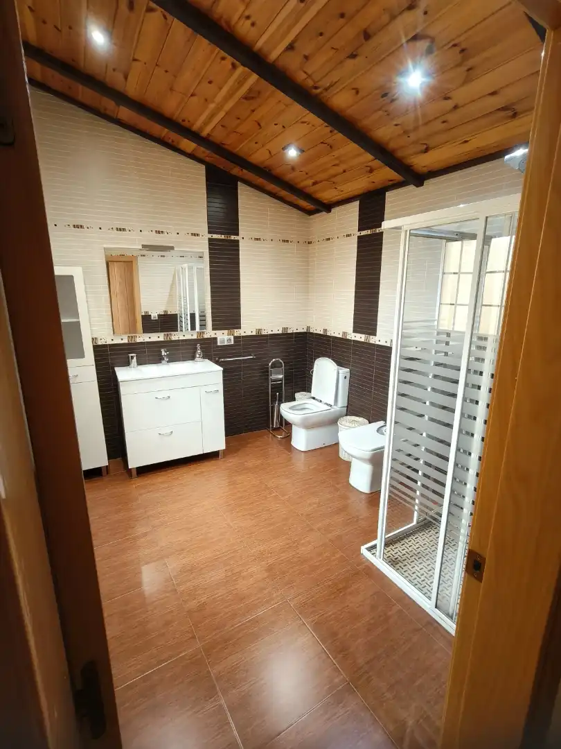 Ático de alquiler en Calle Doctor Fleming, 25, Navas de San Juan Baño de Ático de alquiler en Navas de San Juan con Aire acondicionado, Terraza y Amueblado