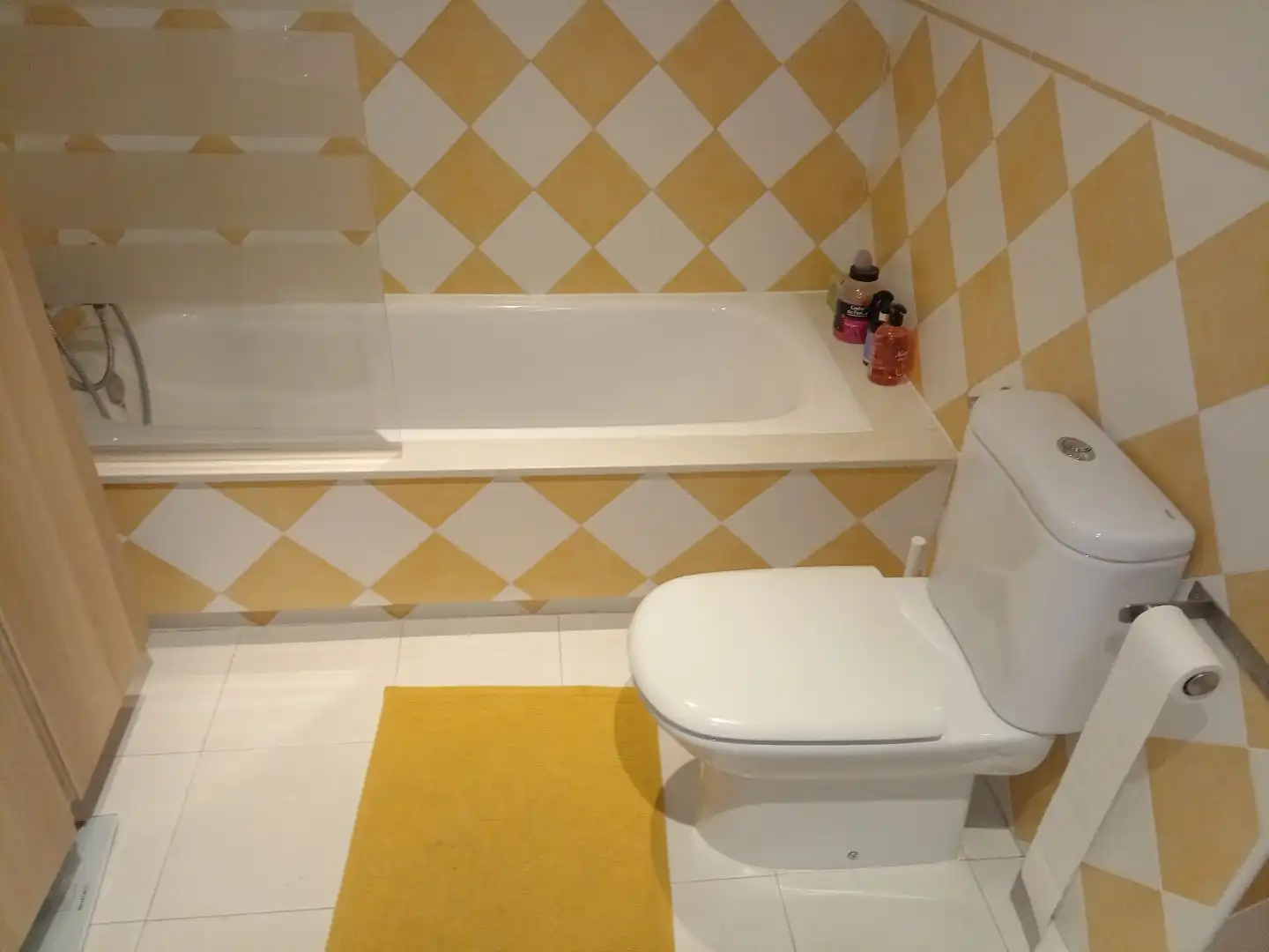 Piso de alquiler en Travesía da Peregrina, 7, Bertamirans Baño de Piso de alquiler en Ames con Calefacción, Jardín privado y Parquet