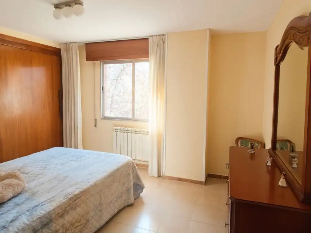 Piso en venta en Calle de la Casuarina, 18, Las Águilas Habitación de Piso en venta en Madrid Capital con Aire acondicionado