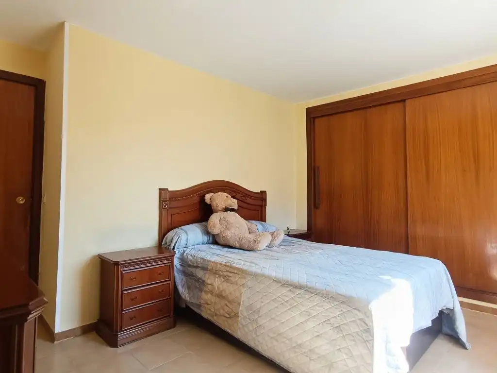 Piso en venta en Calle de la Casuarina, 18, Las Águilas Habitación de Piso en venta en Madrid Capital con Aire acondicionado
