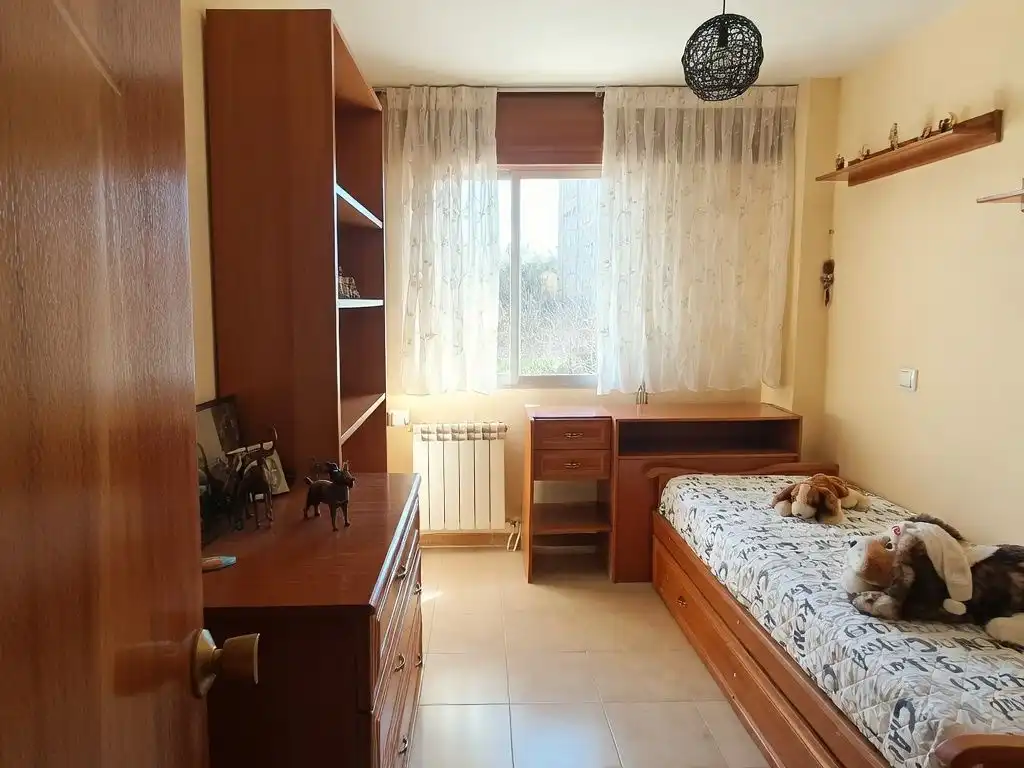 Piso en venta en Calle de la Casuarina, 18, Las Águilas Habitación de Piso en venta en Madrid Capital con Aire acondicionado